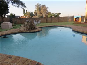 4 Bed House in Halfway House