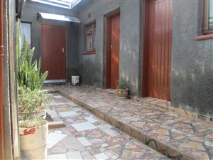 7 Bed House in Senaoane