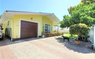 4 Bedroom House in Vrykyk
