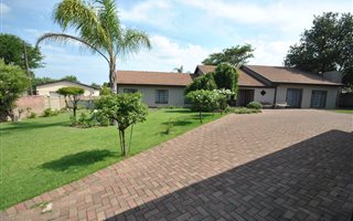 4 Bedroom House in Schuinshoogte