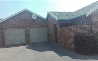 2 Bedroom Townhouse in Rooihuiskraal North