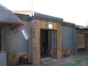 2 Bed House in Eloffsdal