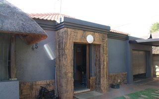 2 Bedroom House in Eloffsdal
