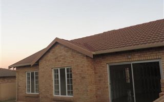 3 Bedroom Townhouse in Heuwelsig Estate