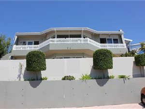 5 Bed House in De Bakke