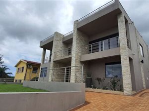 6 Bed House in Umhlatuzana