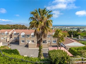 2 Bed Flat in Somerset West Central