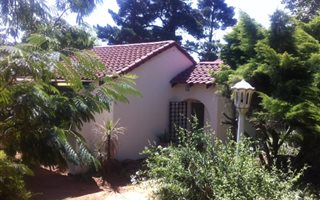2 Bedroom Garden Cottage in Golf View AH