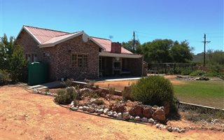 13 ha Land available in De Rust