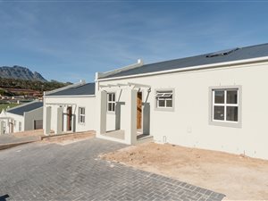 4 Bed House in Mount Simon Estate
