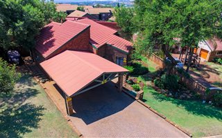 4 Bedroom House in Zwartkop