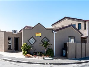 4 Bed House in Strandfontein