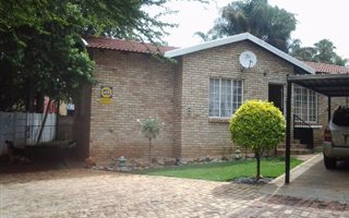 3 Bedroom Simplex in Geelhoutpark