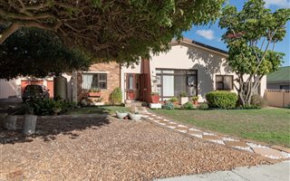 4 Bedroom House in Blomtuin