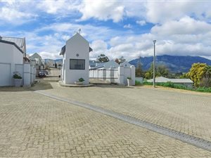 647 m² Land available in Berg En Dal
