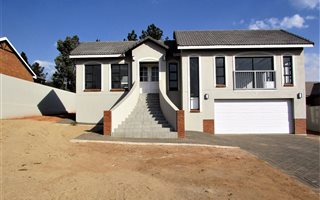 3 Bedroom House in Rietvlei Heights Country Estate