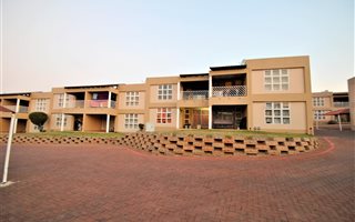 2 Bedroom Apartment in Mondeor