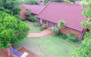 5 Bedroom Simplex in Mooivallei Park