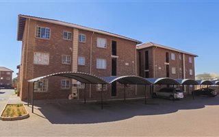 3 Bedroom Apartment in Karen Park