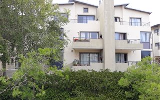 3 Bedroom Apartment in Somerset West Central