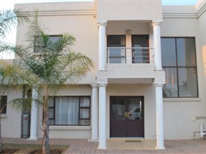 4 Bed House in Silver Lakes Golf Estate