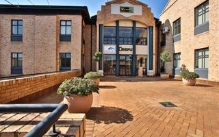 555 m² Commercial space in Quellerina