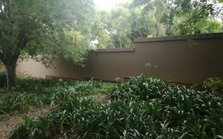 1025 m² Land available in Lakefield