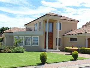 4 Bedroom House in Blue Valley Golf Estate