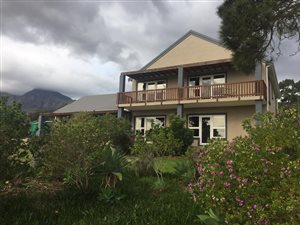 6 Bed House in High Riding Country Estate