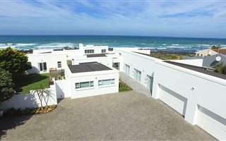 5 Bedroom House in Kini Bay