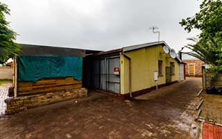 23 Bedroom House in Brandwag