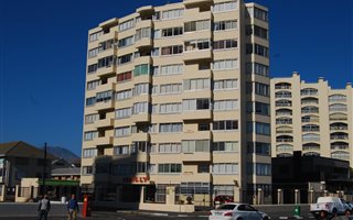 2 Bedroom Flat in Strand South