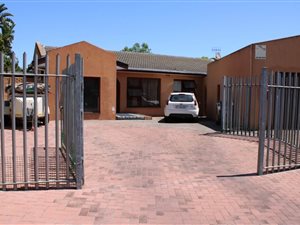 3 Bedroom House in Mikro Park