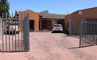 3 Bedroom House in Mikro Park
