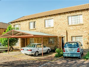 1.5 Bed Townhouse in Sinoville