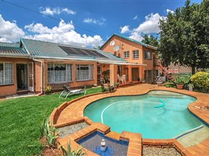 6 Bed House in Bergbron