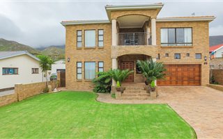 4 Bedroom House in Kleinmond