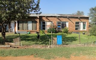 180 m² Farm in Witbank Central