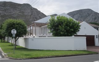 4 Bedroom House in Voelklip