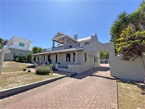 4 Bed House in Flamingo Vlei