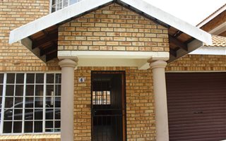 2 Bedroom Flat in Rustenburg Central