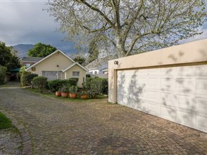 6 Bed House in Golden Acre