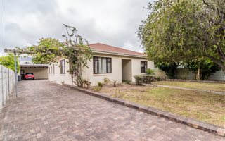 5 Bedroom House in Claremont