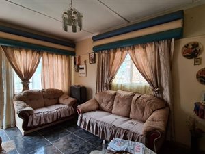 5 Bed House in Roodepan