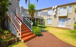 3 Bedroom Apartment in Roodekrans