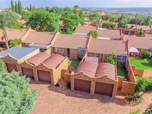 2 Bedroom Townhouse in Die Hoewes
