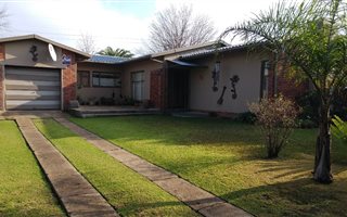 3 Bedroom House in Barry Hertzog Park