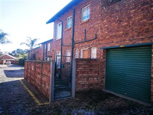 2 Bed Townhouse in Rooihuiskraal North