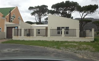 3 Bedroom House in Gordons Bay Central