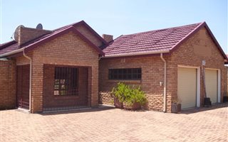 3 Bedroom Townhouse in Middelburg Central